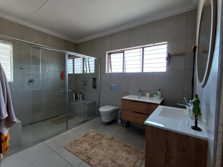 7 Bedroom Property for Sale in Levallia Western Cape